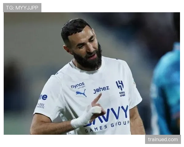 体系如何重塑伪九号？菲尔米诺与本泽马的终结路径分化